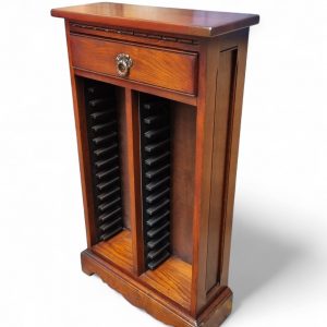 Vintage Old Charm Tudor Brown VHS Cabinet / 1970s / FREE DELIVERY - Image 4