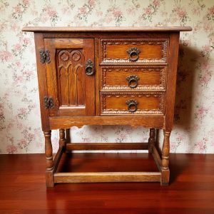 Antique Style Oak Bedside Cabinet / c1970 / FREE DELIVERY - Image 1