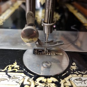 Antique Decorative Singer Sewing Machine / c1920 / FREE DELIVERY - Image 13