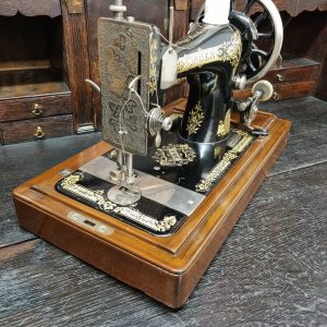 Antique Decorative Singer Sewing Machine / c1920 / FREE DELIVERY - Image 12