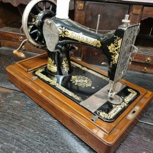 Antique Decorative Singer Sewing Machine / c1920 / FREE DELIVERY - Image 11