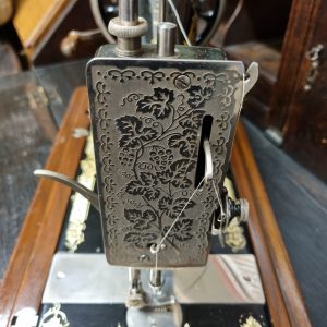 Antique Decorative Singer Sewing Machine / c1920 / FREE DELIVERY - Image 10