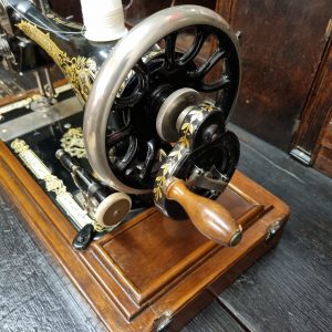 Antique Decorative Singer Sewing Machine / c1920 / FREE DELIVERY - Image 9