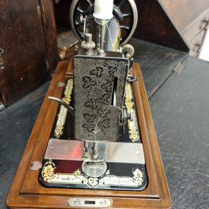 Antique Decorative Singer Sewing Machine / c1920 / FREE DELIVERY - Image 8