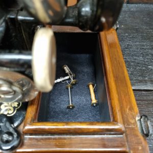 Antique Decorative Singer Sewing Machine / c1920 / FREE DELIVERY - Image 6