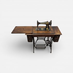 Antique Singer Treadle Sewing Machine / Original Cabinet / c1915 / FREE DELIVERY