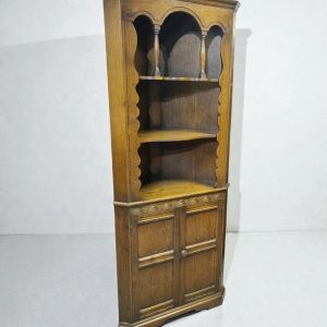 Vintage Jaycee Oak Corner Cabinet / c.1970s / Solid Oak / Gothic Revival Style - Image 4