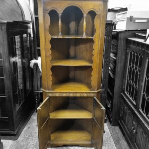 Vintage Jaycee Oak Corner Cabinet / c.1970s / Solid Oak / Gothic Revival Style - Image 3