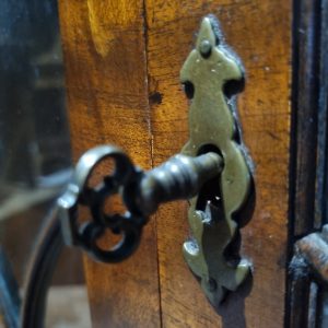 Antique Mahogany Corner Cabinet / Bow Front / c1960 / FREE DELIVERY - Image 4